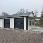 Garaż z płyty warstwowej – cena, wymiary i dostępne warianty