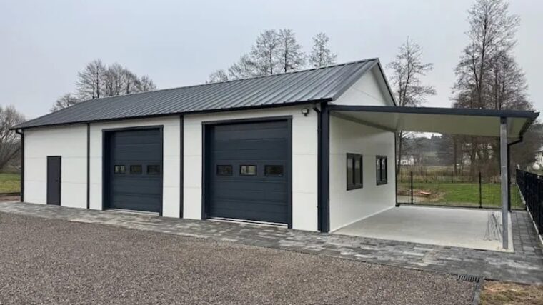 garaż z płyty warstwowej