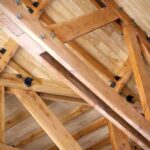 Wybór drewna i impregnacja w konstrukcji dachu