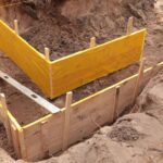 Jak wykonać efektywne odwodnienie fundamentów domu?