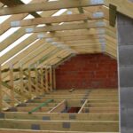 Wiązary kratowe a tradycyjna więźba – co wybrać?