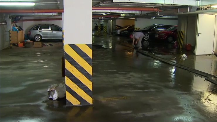 garaż podziemy zalanie