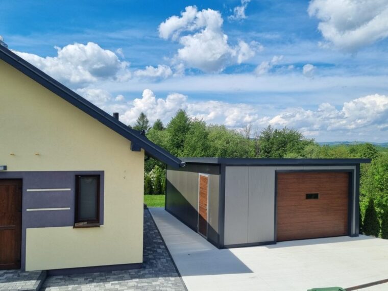 garaż wolnostojący przy domu