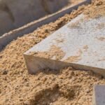 Jak zaprojektować solidny fundament pod jacuzzi ogrodowe?