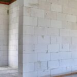Ściany działowe z ceramiki – wybór idealnych pustaków