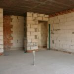 Ściany działowe z cegły pełnej – trwałość, ciężar i akustyka
